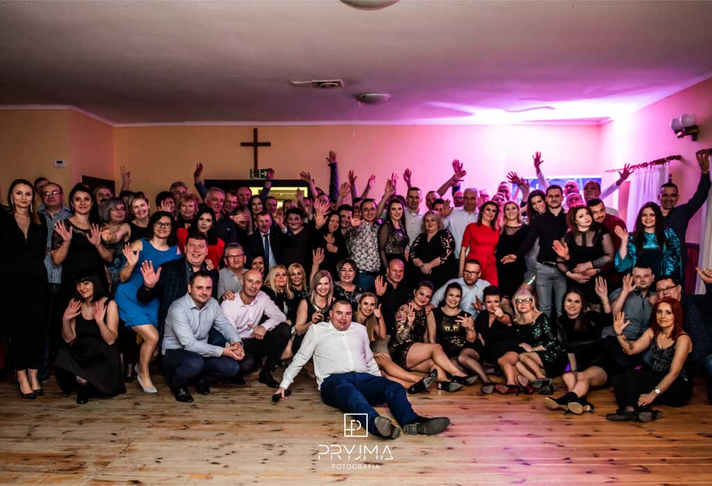 Grupowe zdjęcie podczas imprezy ostatkowej 2020 dla Tosi i Frania organizowanej w Świerzna DJ Raf&Mike