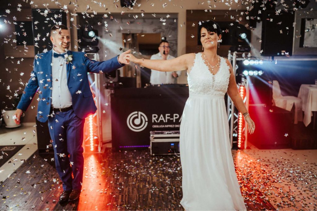 Top 5 najpopularniejszych piosenek na pierwszy taniec weselny w sezonie weselnym 2021 roku DJ Raf-Party