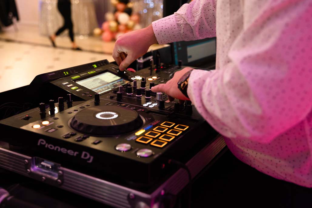 Ile kosztuje DJ na wesele 2024 oraz jaka jest DJ na wesele cena 2024 za oprawę muzyczną przyjęcia weselnego DJ Raf-Party