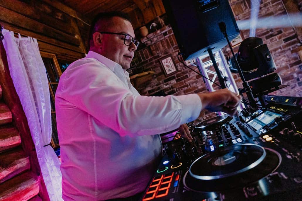 DJ na wesele czy zespół. Najlepszy wybór oprawy muzycznej jako profesjonalny dj na wesele DJ Raf-Party